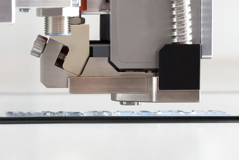 Das neue 3D-Verfahren des Münchener Chemiekonzerns Wacker arbeitet äußerst präzise. Der Druckroboter produziert Strukturen mit einer Linienbreite von 0,6 mm. Das Silicon wird tröpfchenweise gesetzt und ist nach dem Auftragen sofort standfest. Das macht die Herstellung äußerst genauer Konturen möglich. (Bild: Wacker Silicones)