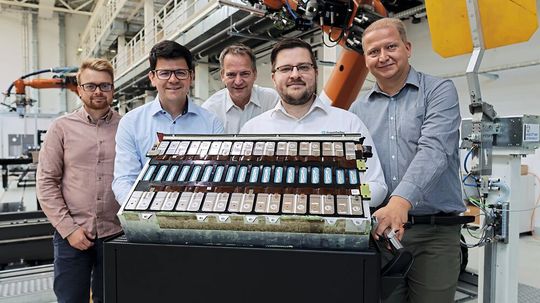 Das Projektteam am Fraunhofer IWU, von links nach rechts: M.Eng. Christian Fritsch, Dr.-Ing. Rico Schmerler, Dr.-Ing. Thomas Hipke, M.Sc. David Löffler, Dipl.-Ing. Carsten Lies. (Bild:  Fraunhofer IWU)