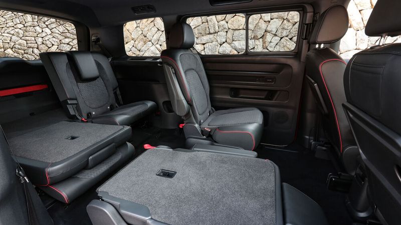 Im Fond des ID Buzz GTX finden je nach Bestuhlung bis zu fünf Passagiere Platz. (Bild: Uli Sonntag/VW)