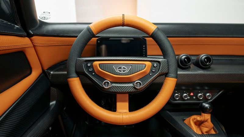 Auch im Innenraum gibt es viel Carbon. (Bild: Donkervoort)