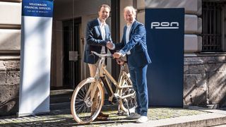 VWFS-Chef Christian Dahlheim (links) und Pon-CEO Janus Smalbraak fahren anlässlich der IAA in München Fahrrad.  (Bild: VW Financial Services)