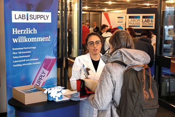 Willkommen auf der LAB-SUPPLY – auch 2023 tourt die Laborfachmesse „von nebenan“ wieder durch Deutschland sowie zur österreichischen Hauptstadt Wien. Start in diesem Jahr war der 8. März in Frankfurt am Main.


Mehr Infos zu den kommenden LAB-SUPPLY-Messen finden Sie auf www.lab-supply.info
 (Bild: LABORPRAXIS, C. Lüttmann)