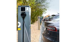 Firmeneigener Ladepark: Wenn 18 Elektrofahrzeuge gleichzeitig mit regenerativen Energien geladen werden, ist ein maßgeschneidertes Energiemanagement-System erforderlich.  (Phoenix Contact)