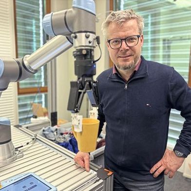Hubert Zangl vom Institut für Intelligente Systemtechnologien mit dem vom seinem Team entwickelten Robotergreifer.
 (Bild: aau/Müller)