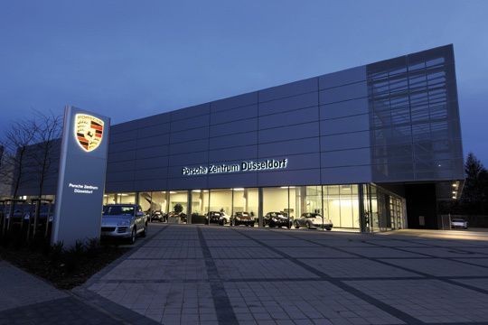 Das Porsche-Zentrum in Düsseldorf bei Nacht. (Archiv: Vogel Business Media)