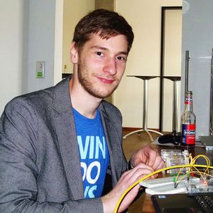Jan-Henrik Damaschke: Der Mitorganisator der Team Nord Technology Conference demonstriert die Möglichkeiten des Raspberry Pi 2 Model B im Bereich des IoT.(Bild:  RS Components)