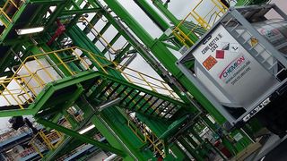 Die neue Übernahmestation B 796 beim Entleeren eines ISO-Tankcontainers. Im Hintergrund ist die Rückstandsverbrennungsanlage (RVAD) zu sehen. (Currenta)