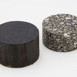 Gussasphalt (l.) und Walzasphalt