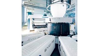 EVO Ultra Flat Plus, ist die technische Möglichkeit, um Biofolie für den Verpackungssektor dünner und schneller herstellen zu können als bisher. Die Experten von Reifenhäuser Blown Film Polyrema geben auf der K 2019 in Halle 17 am Stand C22 bei Bedarf nähere Auskunft dazu. Dort präsentiert die Reifenhäuser-Gruppe außerdem weitere Systeme für die nachhaltigere Nutzung von Kunststoffen. (Reifenhäuser Gruppe)