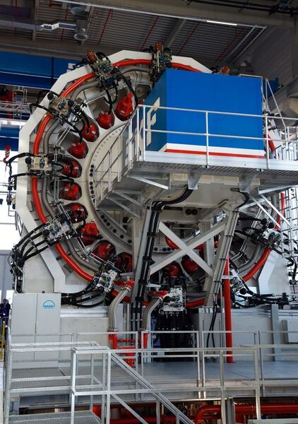 Das Hydrauliksystem bringt die dynamsichen Kräfte auf, um die Großlager für Windkraftanlagen zu optimieren. (Stefanie Michel)