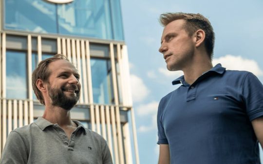 (Die Shopware-Gründer Sebastian Hamann (links) und Stefan Hamann treten in der Serie "New Kid inTown" auf. (Bild: shopware AG))