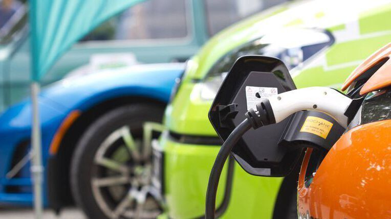 Das Privatkundeninteresse an E-Autos ist in 2026 deutlich gestiegen. Jetzt muss die Politik für die erforderlichen Rahmenbedingungen sorgen, so der ZDK.(Bild:  KIT)