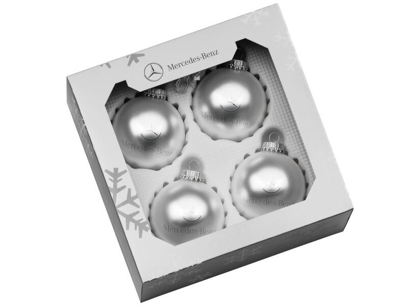 4er Set Weihnachtskugeln STERNE in matt silberfarben, mit Mercedes-Benz Logo und kleinen Sternen hochglänzend bedruckt. Durchmesser ca. 7 cm. Verpackt in einem silbernen Karton. Artikelnummer: B66951120. (Bild: Daimler)