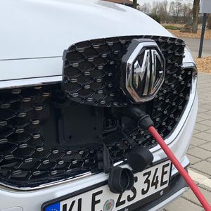 Geladen wird über eine Buchse im Frontgrill.(Bild:  Wehner)