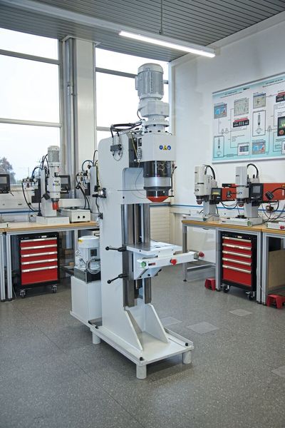 Diese Baltec-Radialnietmaschine vom Typ RNE481-HPP wurde mit einer Gribi-Hydraulikanlage ausgestattet, um die geforderten hohen Druckkräfte für den Nietvorgang präzise einzubringen. (Bild: Matthias Böhm)