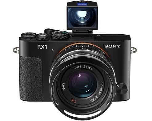 Schmal und leicht präsentiert sich die Kompaktkamera DSC-RX1 von Sony, die einen CMOS-Sensor beherbergt und eine Auflösung von 24,3 Megapixel bietet. Die ISO-Werte können von 100 bis 25.600 variiert werden. (Archiv: Vogel Business Media)