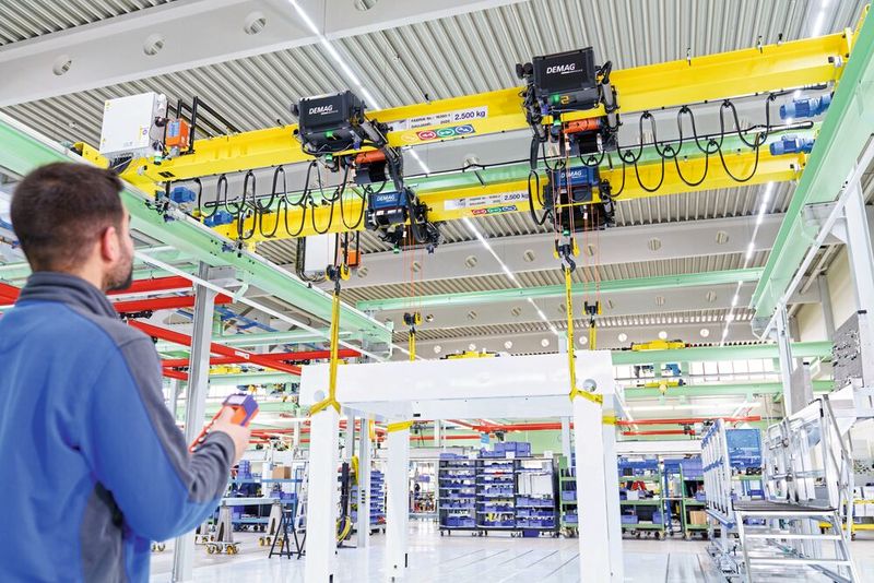 Starkes Quartett: Vier DHR-Seilzüge an zwei Laufkranen für das synchronisierte Handling von großen Lasten. (Bild: Demag)