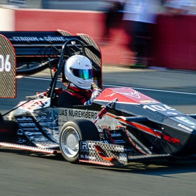 Elektrifizierendes Wortspiel: Strohm und Söhne ist das Formula-Student-Team der Technischen Hochschule Nürnberg Georg Simon Ohm. (Bild: Strohm und Söhne e.V.)