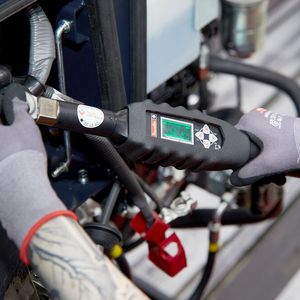 Die Schraube am Batteriekabel muss mit einem Q-Shield auf 8,8 bis 11,8 Newtonmeter angezogen werden. Das Display des Drehmomentschlüssels zeigt hier 9,2 Newtonmeter an. Damit steht eine weitere Kontrolle parat, die hier anzeigt, dass die Masseverschraubung in Ordnung ist.(Bild:  Desoutter / R. J. Vogel)