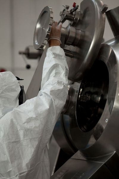 Italvacuum-Bediener während der Spiegelpolierphase. (Bild: Italvacuum )