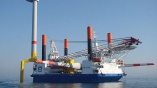 Die Hubinsel "Thor" an einer Offshore-Windenergieanlage vor der Rotorsternmontage. Wenn hier das Wetter nicht mitspielt, eine wichtige Komponente fehlt oder defekt ist, kann das erhebliche und kostenträchtige Folgen haben. Das Mon²Sea-System wird solche Szenarien schon im Vorfeld simulieren und so die Planung unterstützen können.  (Bild: Hochtief)