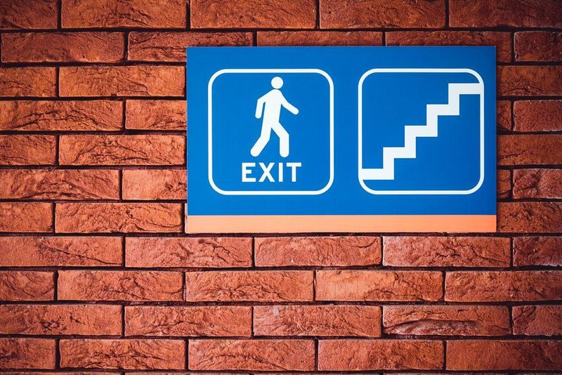 Erbringt ein Mitarbeiter seine Leistungen nicht, ist es Aufgabe des Vorgesetzten dem auf den Grund zu gehen um die Situation zu verbessern. Manchmal bleibt auch nur der Weg über die Kündigung. (Photo by Bernard Hermant on Unsplash)