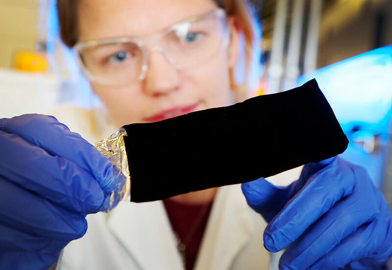 Vantablack absorbiert so viel Licht, dass das menschliche Gehirn es als zweidimensionale, schwarze Fläche wahrnimmt. (Bild: Surrey Nanosystems)