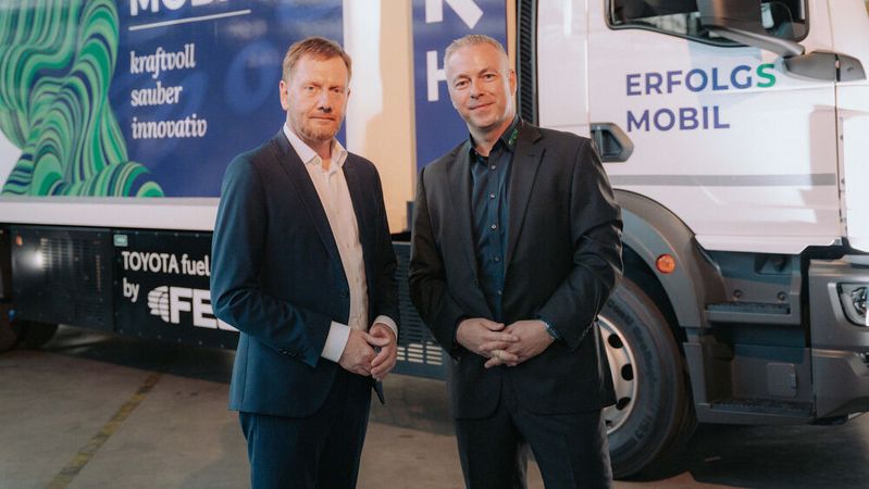 Sachsens Ministerpräsident Michael Kretschmer (l.) und FES-Chef Christian Schwamberger vor dem Brennstoffzellen-Lkw des Unternehmens.(Bild:  FES Fahrzeug-Entwicklung Sachsen)