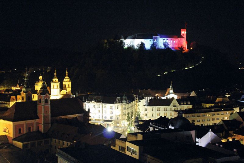 Ausklang des ersten Rallye-Tages mit wunderbarem Blick auf das nächtliche Ljubliana. (Bild: Holger Esseling)