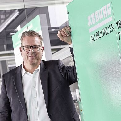 Dr. Volker Nilles ist CEO der Arburg GmbH + Co KG. In dieser Rolle steht er an der Spitze des sechsköpfigen Geschäftsführungsteams und verantwortet seit Beginn des Jahres die Geschicke des Herstellers von Spritzgießmaschinen und digitalen Systemen für die Kunststoffverarbeitung. Das Loßburger Familienunternehmen beschäftigt weltweit rund 3.400 Mitarbeiter und kann auf eine über 100-jährige Tradition zurückblicken. (Bild: Arburg GmbH + Co KG)