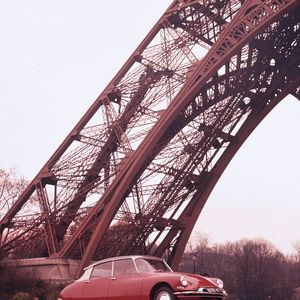 Der futuristische Citroën DS debütierte 1955 als erstes Automobil mit Hydropneumatik an allen vier Rädern bzw. einem zentralen hydraulischen System. Es unterstützt neben der Federung die Bremsen, die Schaltung sowie die Lenkunterstützung (Servolenkung). Später gab es zudem  eine über Bowdenzüge mit den Achsen verbundene Vorrichtung zur dynamischen Regulierung der Leuchtweite bei Nickbewegungen des Fahrzeuges beim Überfahren von Unebenheiten, beim Beschleunigen oder Bremsen. Der Ausgleich erfolgte über die Ansteuerung der Ventile der Hydropneumatik. (Bild:  Citroen)