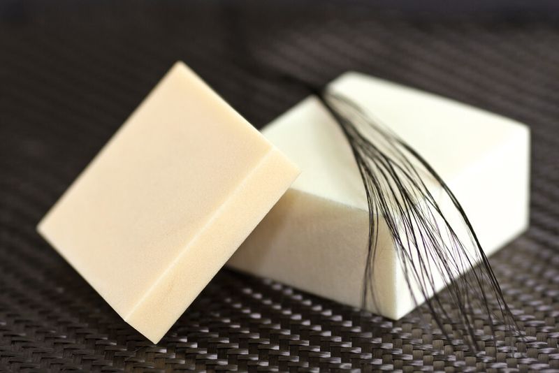 Die beiden hier gezeigten Schaumteile enthalten einen Anteil von recycliertem Material. (Bild: Fraunhofer-PYCO)