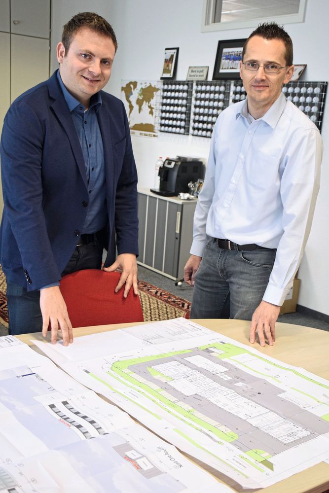 Mezger-Geschäftsführer Mirko Denzer (li.) und Andreas Verbitschi vom Bauunternehmen Glöckle planten die Werkstatt mit durchfahrbaren Boxenarbeitsplätzen. 