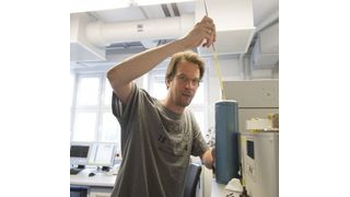 Im Labor: Prof. Dr. Olav Schiemann vom Institut für Physikalische und Theoretische Chemie der Universität Bonn bei der Probenüberführung zur PELDOR-Messung. (Bild: Barbara Frommann/Uni Bonn)