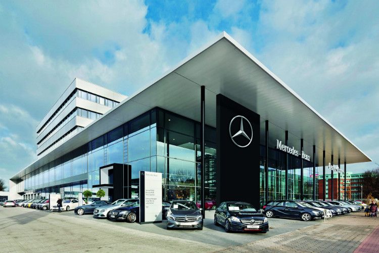 Stehle, Schilder, Fahnen, Eingang und Schriftzüge – so sehen die CI-Anpassungsmaßnahmen bei Mercedes-Benz aus. Außerdem ... (Foto: Mercedes-Benz)