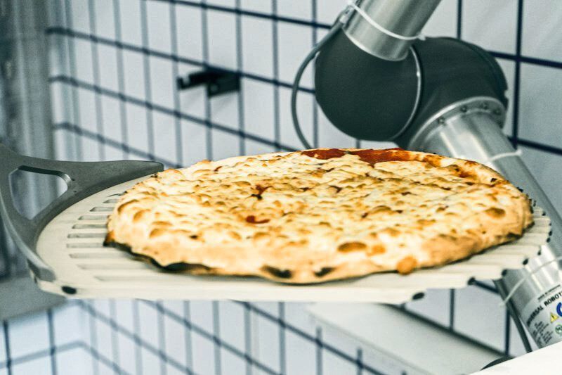 PAZZI est capable de préparer jusqu’à 5 pizzas simultanément, près de 500'000 combinaisons de recettes, et ce à toute heure. (Universal Robots)