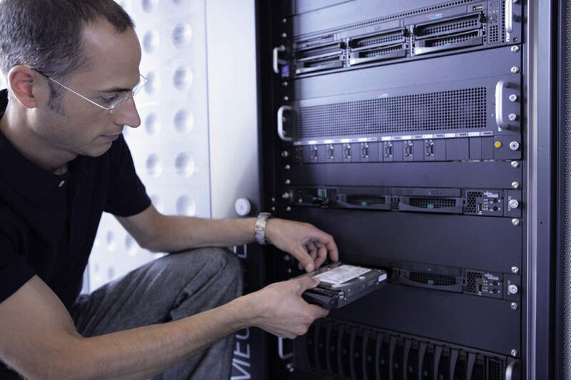 FSCs Modulkomponenten Primergy-Server und Fibrecat SX bilden das Rückgrat der E-Mail-Infrastruktur. Die Software kommt von EMC oder Symantec. (Archiv: Vogel Business Media)