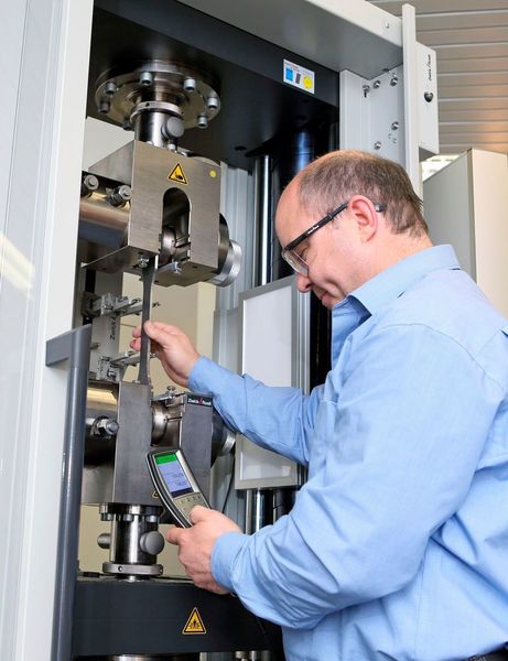 Zugprüfung an einer Werkstoffprobe bei Sapa. (Zwick)