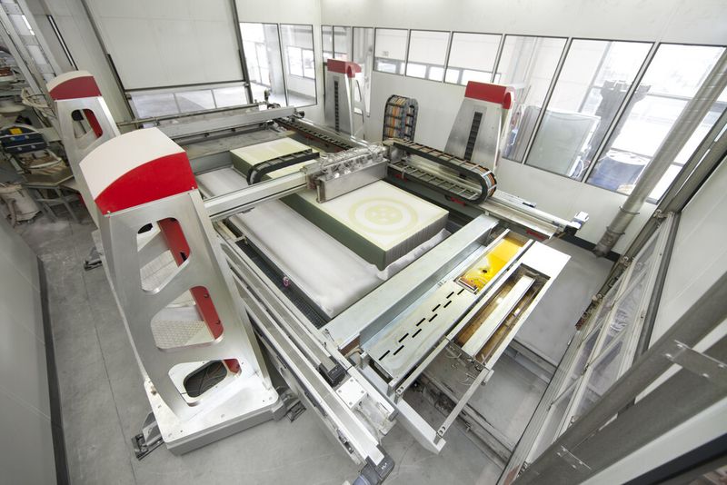 Mit solch einem 3D-Drucker des Typs VX4000 von Voxeljet, sind die drei eindrucksvollen Modelle des Aston Martin für den neuen James-Bond-Film Skyfall entstanden. (Bild: Voxeljet)