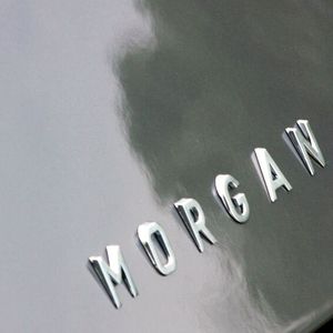 Seit über 100 Jahren steht dieser Schriftzug für skurrile Sportwagen aus England. (Bild: SP-X/Mario Hommen)