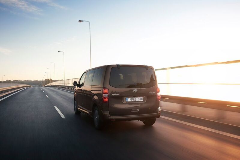Als Proace Verso für mindestens 35.300 Euro brutto buhlt er auch um Familien mit erhöhtem Platzbedarf und präsentiert sich als großer Van für Shuttle-Dienste und für VIP-Flotten. (Toyota)