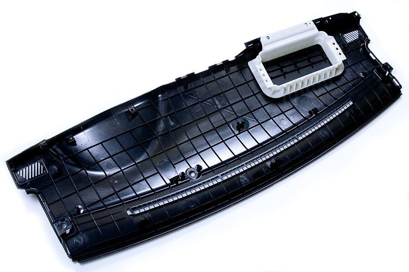 Instrumententafel mit rechts oben aufgeschweißtem Airbag-Schusskanal. (Bild: Jenoptik)