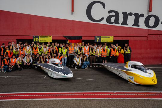 Together at the starting line: Monique Buch, Chief Commercial Officer of Covestro, with the Sonnenwagen team shortly before the start of the race in Zolder.(Source:  Team Sonnenwagen)