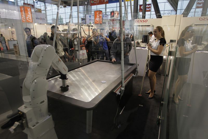 Spielchen gefällig? Kollege Roboter spielt mit. (Bild: Motek)