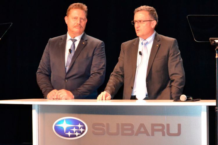 Während der Tagung kam auch der Subaru-Händlerbeirat zu Wort. Subaru-Geschäftsführer Volker Dannath (l.) holte den Verbandsvorsitzenden Thomas Knauber auf die Bühne. (Foto: Birgit Hiemann)
