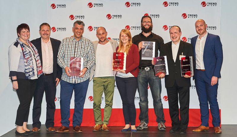Alle Preisträger der Schweiz: (v. l.) Claire Horlent, Distribution Account Manager, Trend Micro Schweiz, Daniel Schmutz, Marketing Manager ALPS, Trend Micro Schweiz, Serhan Bayan, Inhouse Sales, Infinigate (Schweiz), Silvio Koradi, Product Manager, Alltron, Doris Ruchti, Marketing Planning Manager, Alltron, Stefan Peter, CEO, Recretix systems, Dieter Masuhr, Sales Manager, SoftwareONE und Dennis Eichkorn, Strategic Partner Business Manager, Trend Micro Schweiz (Trend Micro)