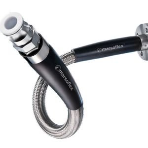 Die PTFE-Chemieschlauchleitung mit schräggewelltem Liner und Edelstahlgeflecht ist mit einer ausgekleideten Schnell-Kupplung und einem gebördelten Bund mit Losflansch ausgestattet. Der Gummi-Knickschutz verhindert ein Abknicken hinter der Einbindung.