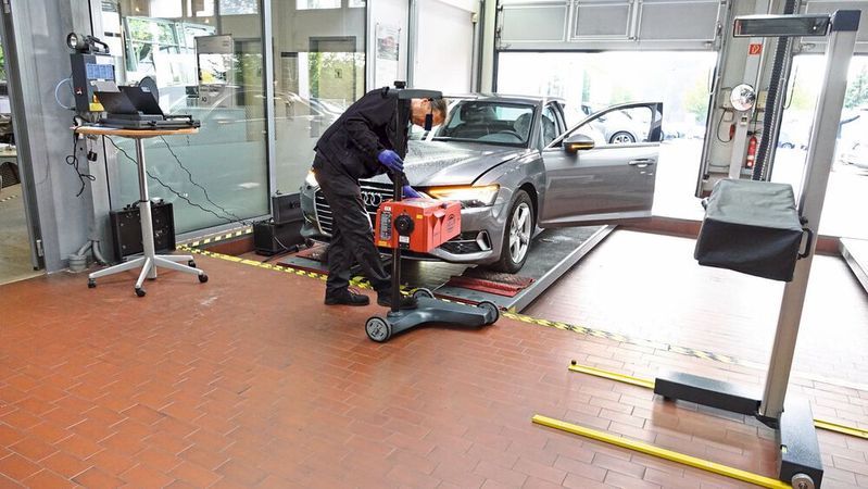 Keine Seltenheit: Rechts das Digital-SEP samt kalibriertem HU-Scheinwerferprüfplatz, doch der Prüfingenieur greift lieber zum guten alten und nicht kalibrierten Analog-SEP.(Bild:  Dominsky/»kfz-betrieb«)