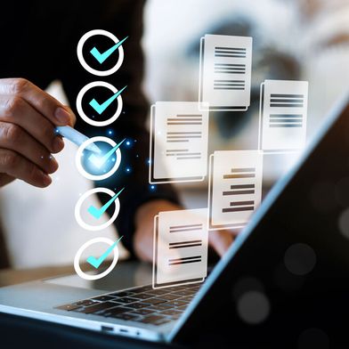 Auszubildende an einer Werkbank in der bayerischen M+E-Industrie: laut einer Bayme vbm-Umfrage geht die Zahl der Neuverträge 2026 um 10,4 Prozent zurück. (Bild: © wasan - stock.adobe.com)