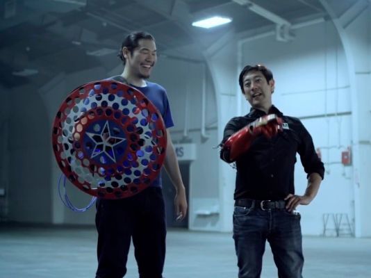 Mouser Innovation Lab: Iron-Man-Handschuh und Captain-America-Schild nachgebaut von Grant Imahara und Allen Pan (Bild: Mouser / Marvel)